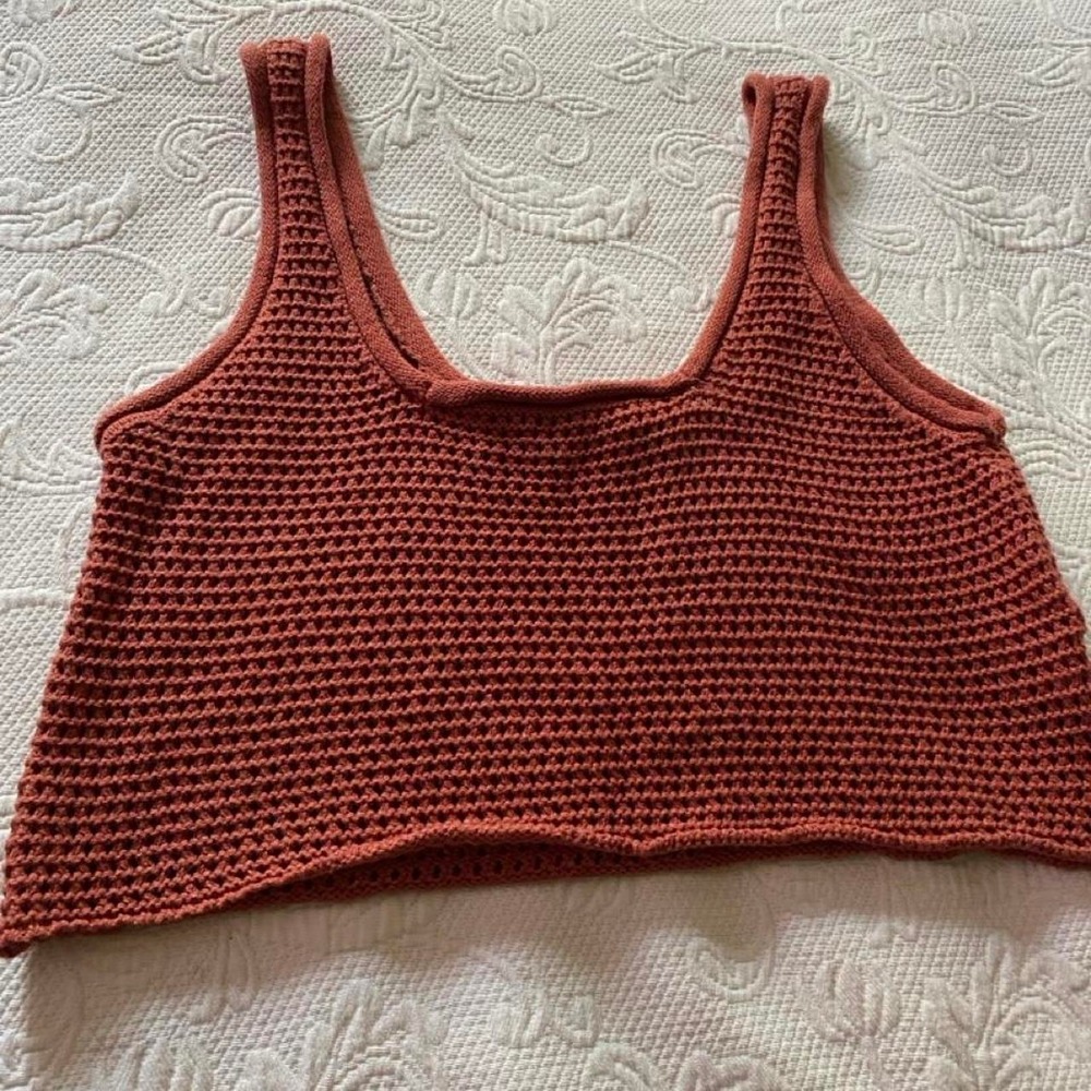 New In brown crop crochet tank top in a Small